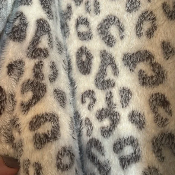 White 🐆 Robe - Picture 5 of 6
